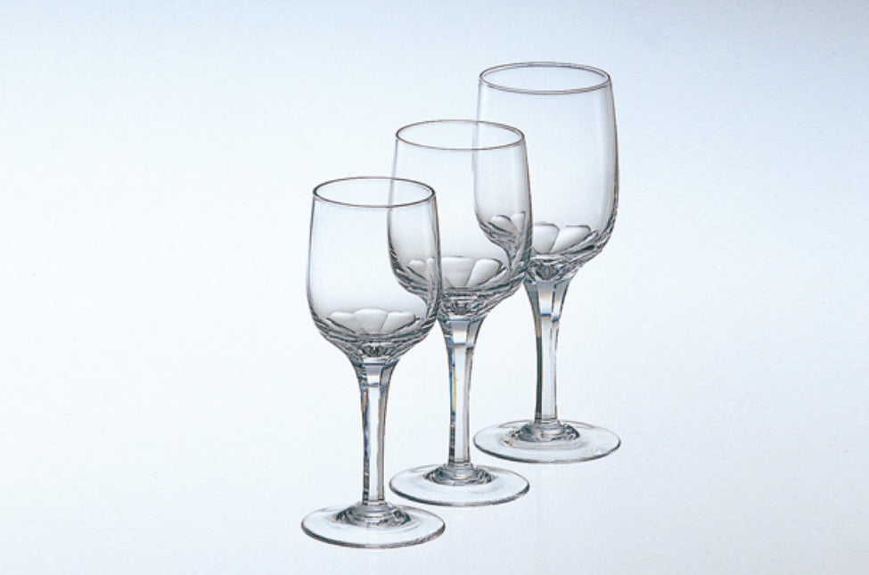 Crystal wine glasses for official banquets