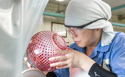 KAGAMI craftsman cutting a red overlay crystal vase